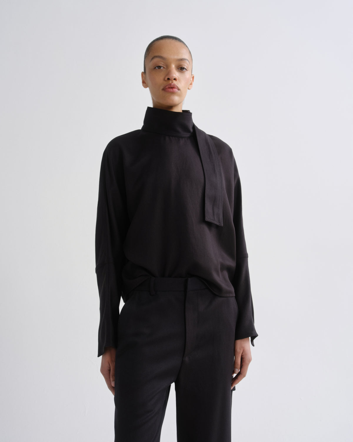 agolde-kembra-top-charcoal-top-dunkelgrau-bindeband image 1