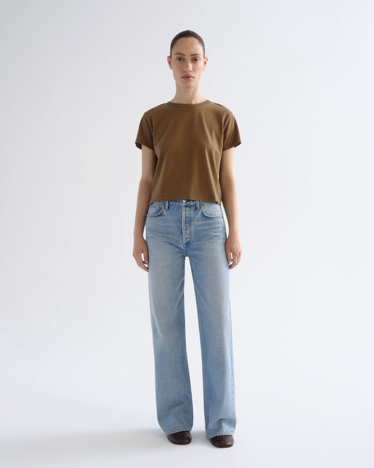agolde-adine-shrunken-tee-t-shirt-hamoa-braun-bio-baumwolle image 5