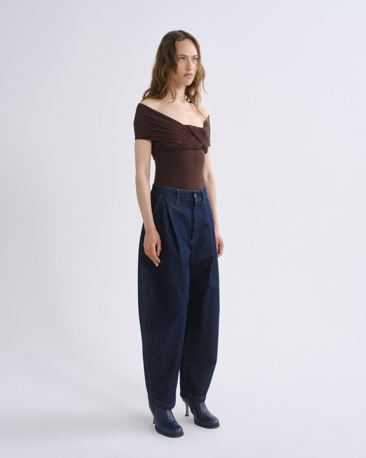 agolde-stam-bodysuit-chocolate-body-braun-schulterfrei image 3