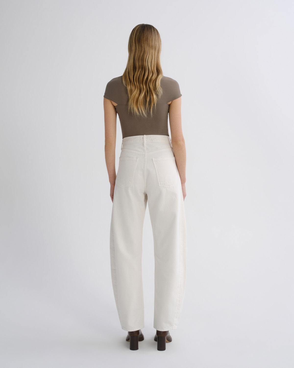 agolde-luna-high-rise-jeans-chalk-white-tapered image 2