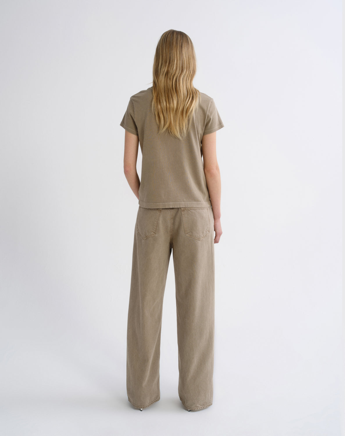 agolde-adine-long-line-tee-t-shirt-trail-braun image 2
