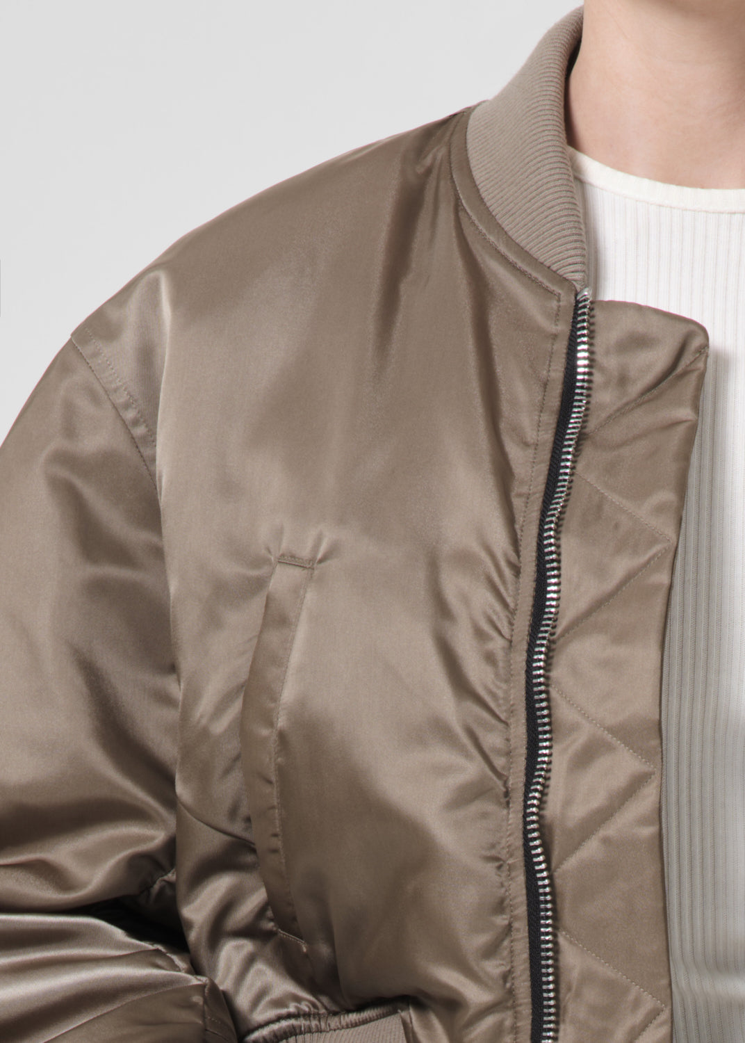 agolde-jett-bomberjacke-sage-recyceltes-nylon image 6