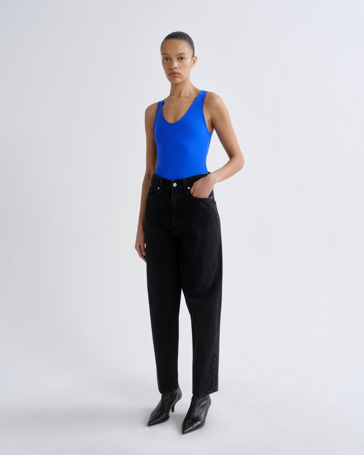 agolde-80-s-jean-weightless-jeans-phase-schwarz-straight image 4