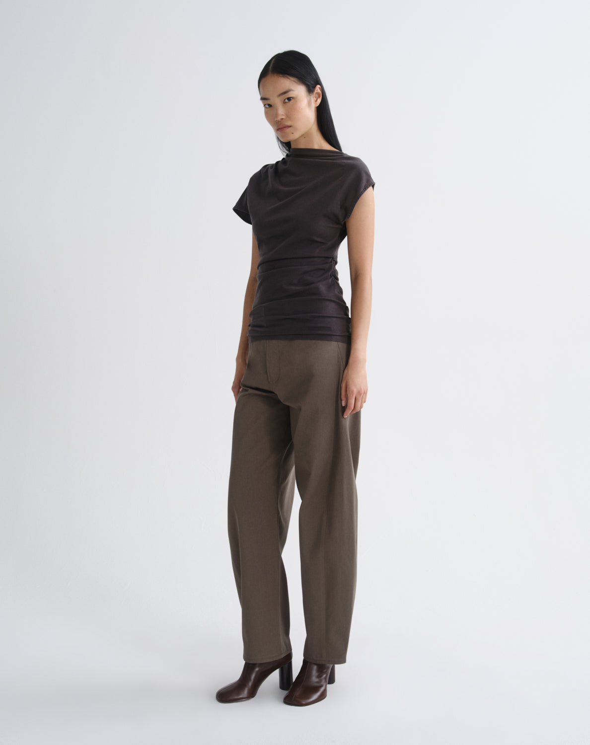 agolde-beckly-tee-forge-damen-shirt-braun-drapiert-bio-baumwolle image 4