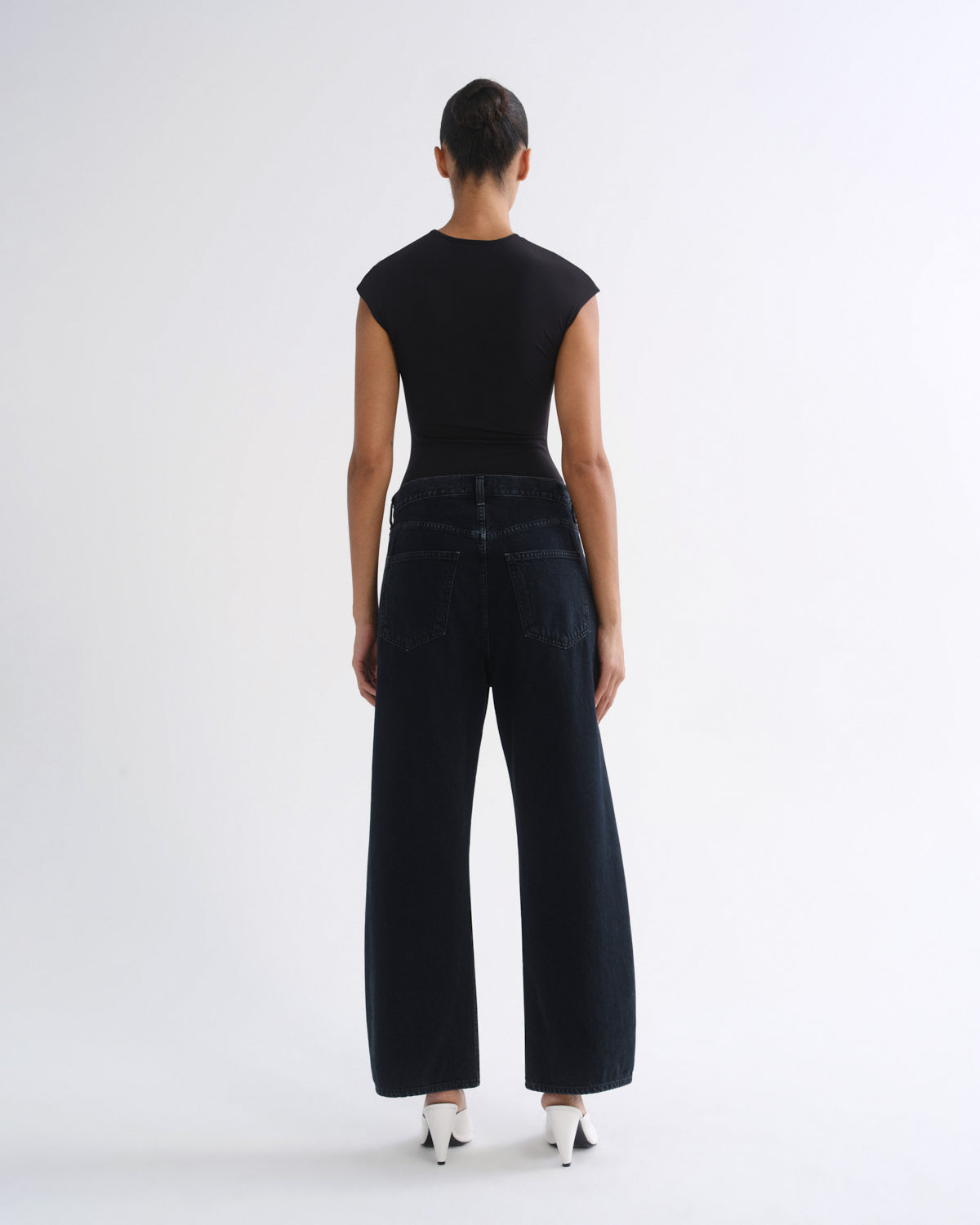 agolde-low-curve-crop-jean-crushed-schwarz-cropped image 2