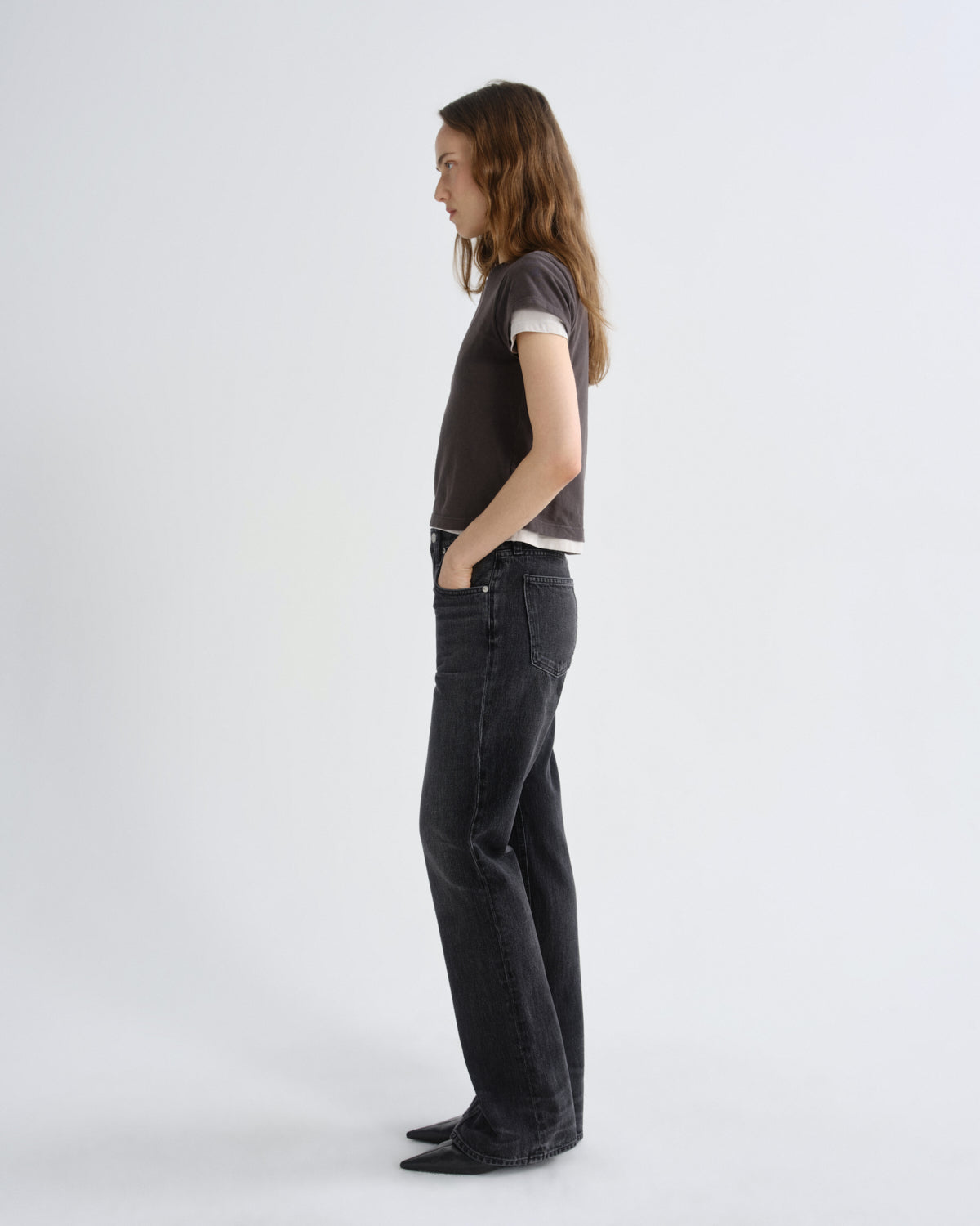 agolde-adine-shrunken-tee-forge-damen-t-shirt-braun-bio image 3