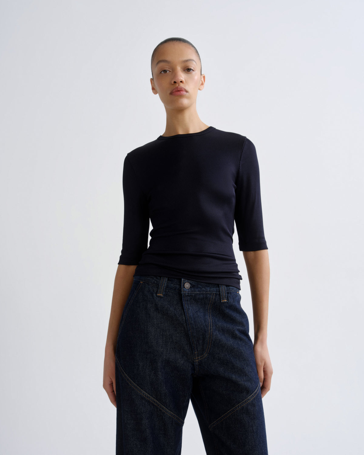 agolde-saige-t-shirt-navy-dunkelblau-stretch image 1