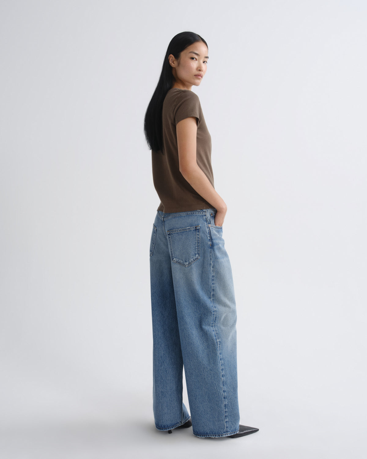 agolde-adine-long-line-tee-t-shirt-uniform-oliv image 2