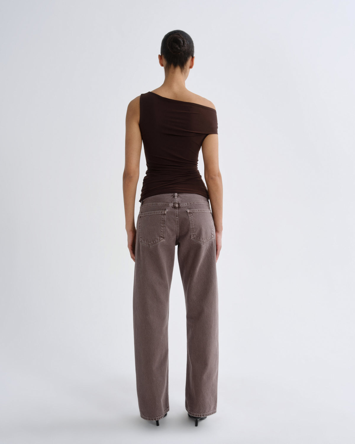 agolde-carlin-one-shoulder-top-chocolate-braun image 2