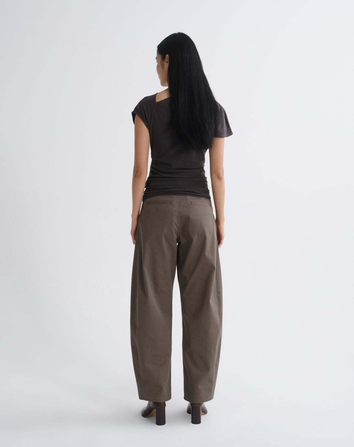 agolde-beckly-tee-forge-damen-shirt-braun-drapiert-bio-baumwolle image 2
