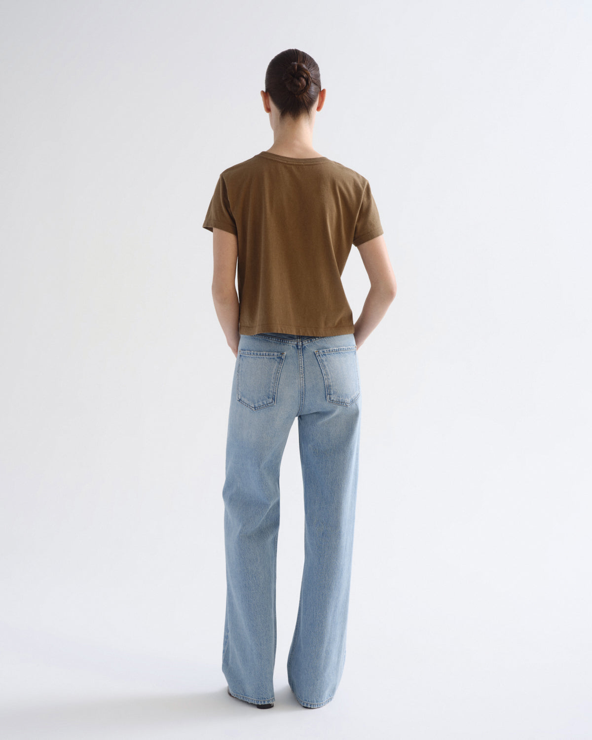 agolde-adine-shrunken-tee-t-shirt-hamoa-braun-bio-baumwolle image 2
