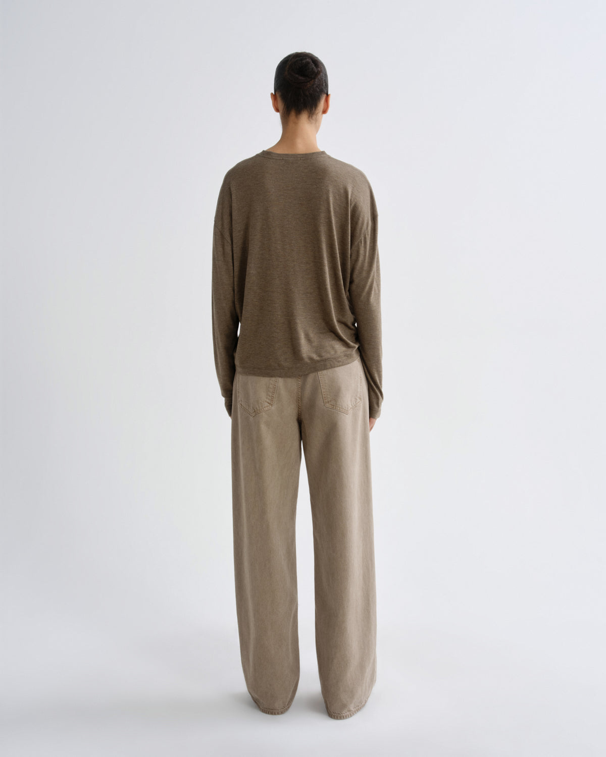 agolde-sasha-tee-tencel-langarmshirt-loam-braun image 2