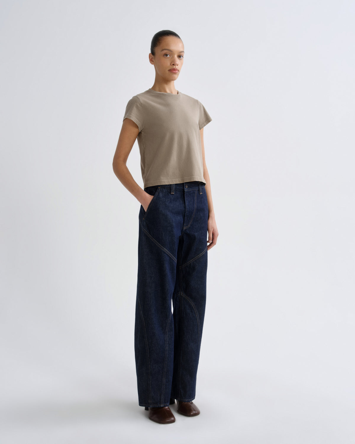 agolde-adine-shrunken-tee-t-shirt-trail-braun-bio-baumwolle image 4
