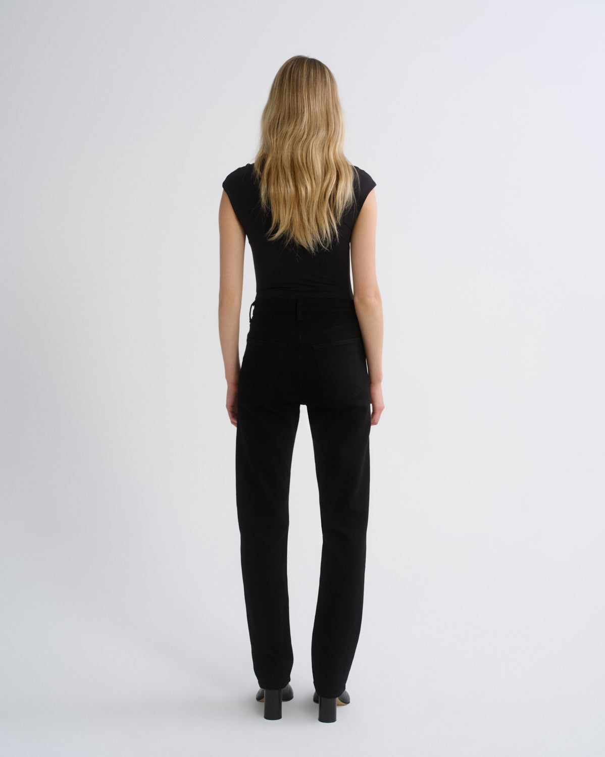 agolde-agata-bodysuit-body-schwarz-cap-sleeve image 2
