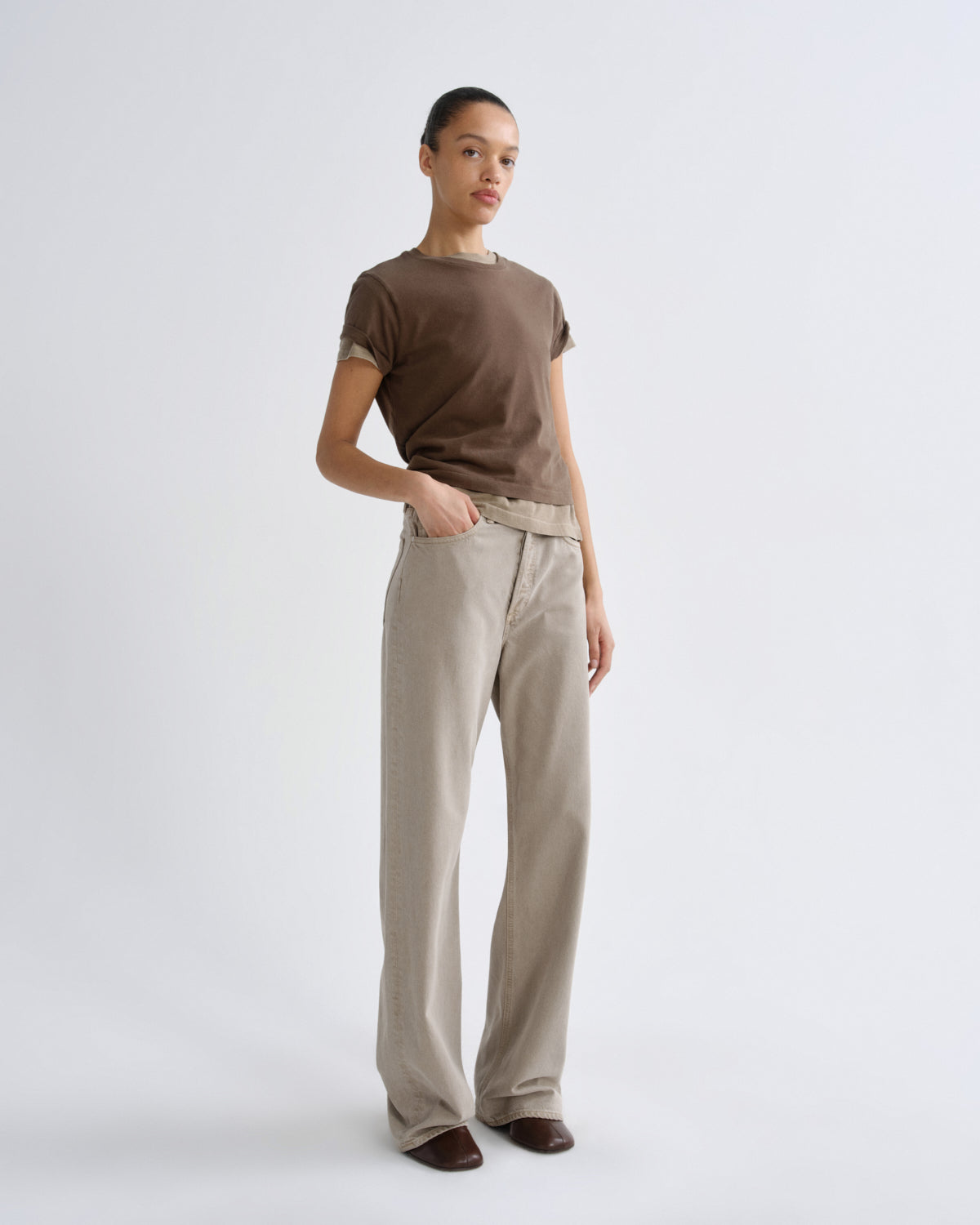 agolde-adine-shrunken-t-shirt-uniform-oliv-bio-baumwolle image 4