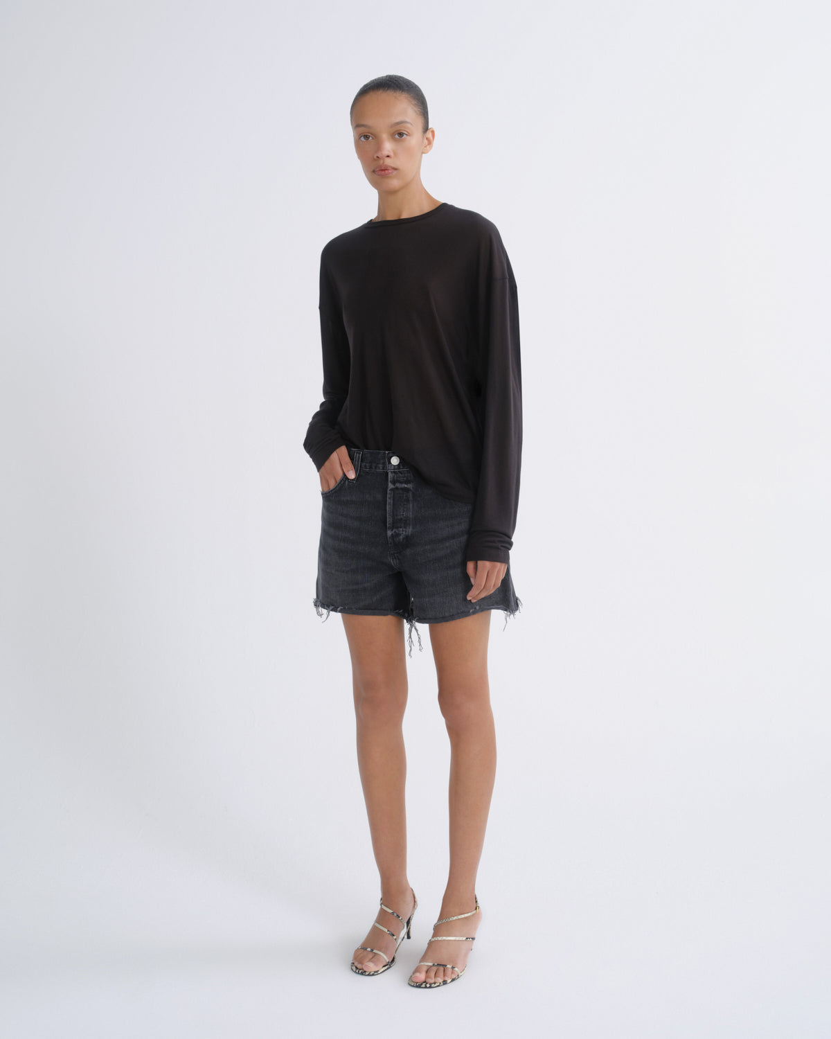 agolde-nye-short-weightless-translation-schwarz image 4