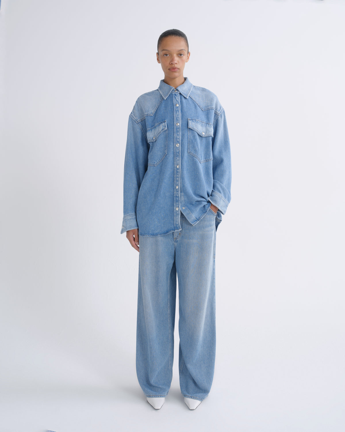 agolde-lotta-shirt-flyweight-hemd-script-blau-denimhemd image 5