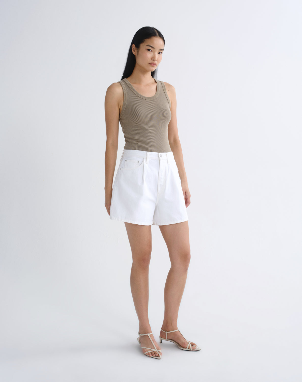 agolde-rhoda-pleated-shorts-milkshake-wei-hoch image 3