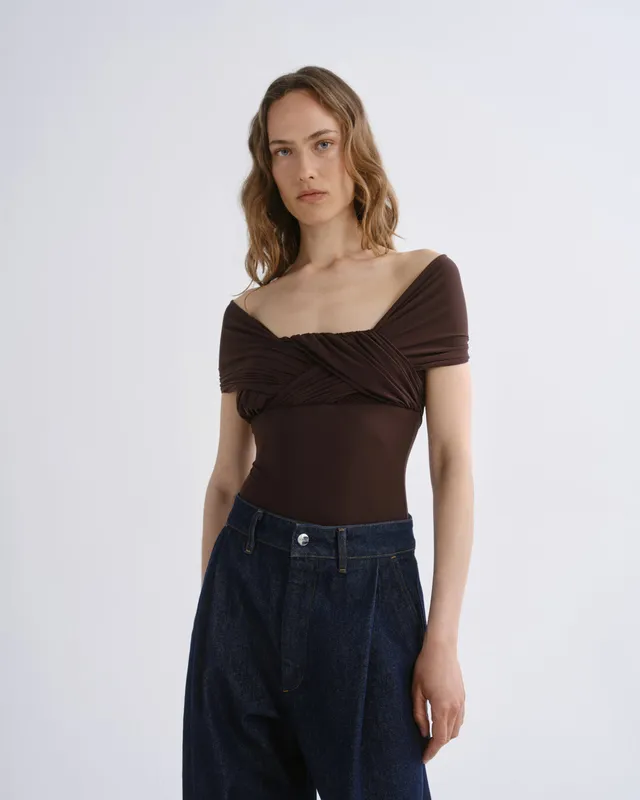 agolde-stam-bodysuit-chocolate-body-braun-schulterfrei image 1