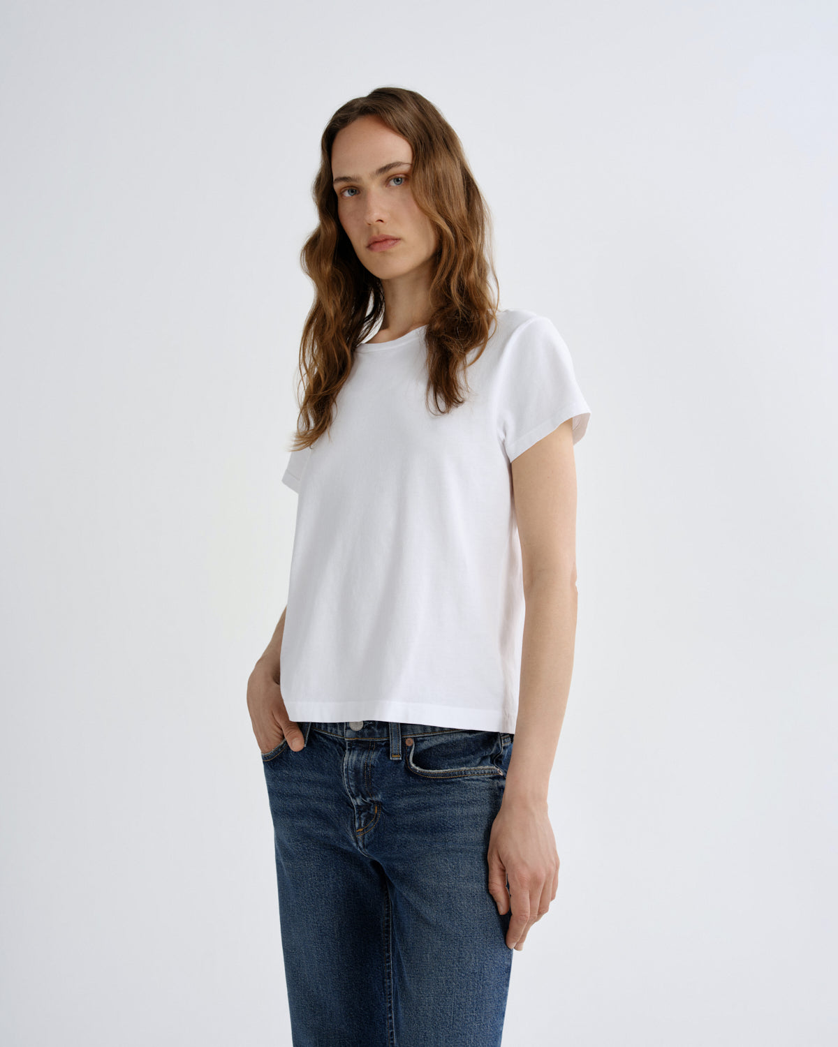 agolde-long-line-adine-tee-t-shirt-wei-bio-baumwolle image 1