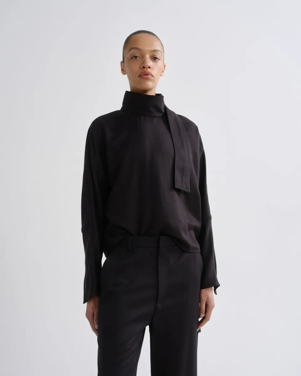 agolde-kembra-top-charcoal-top-dunkelgrau-bindeband image 1