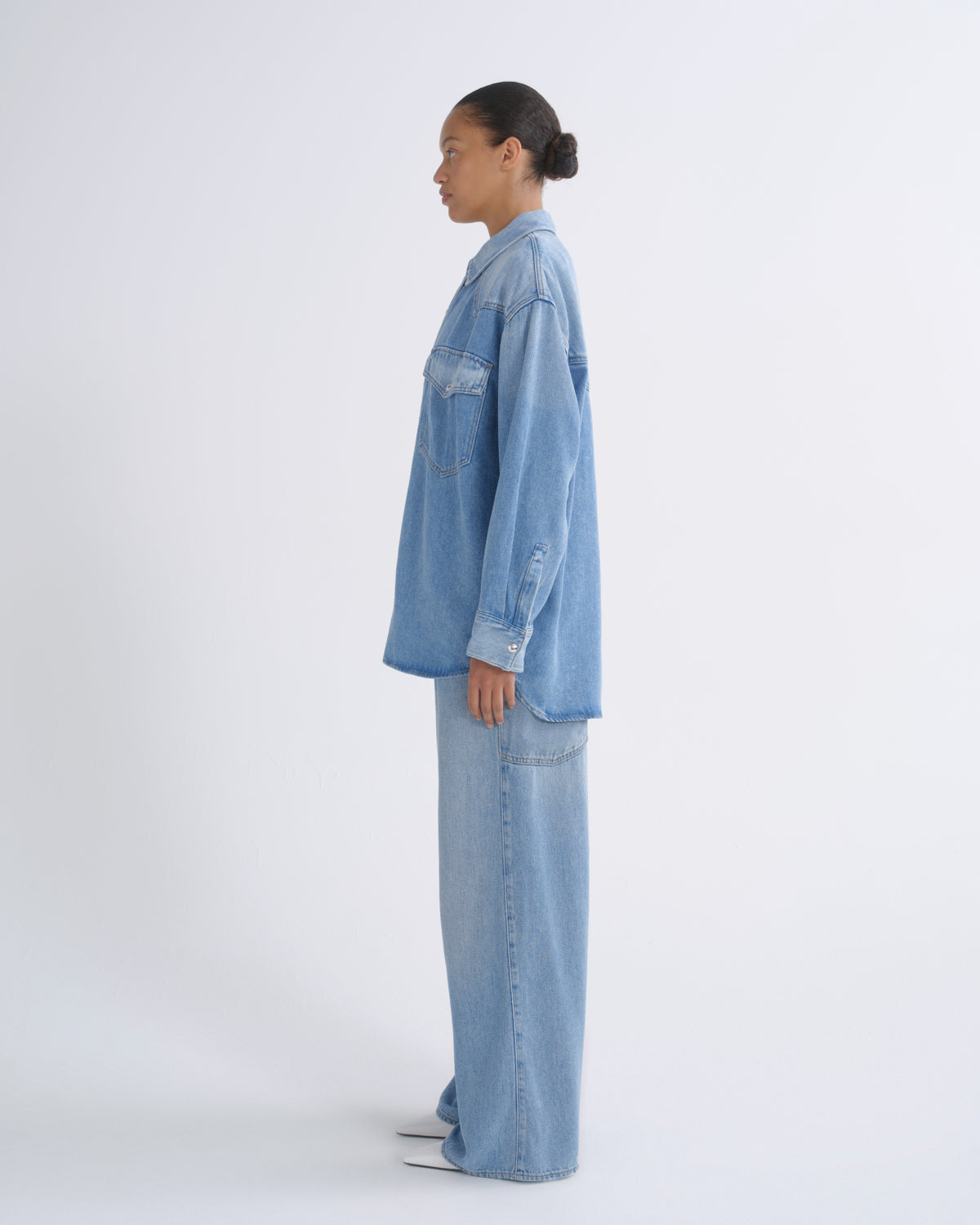 agolde-lotta-shirt-flyweight-hemd-script-blau-denimhemd image 4