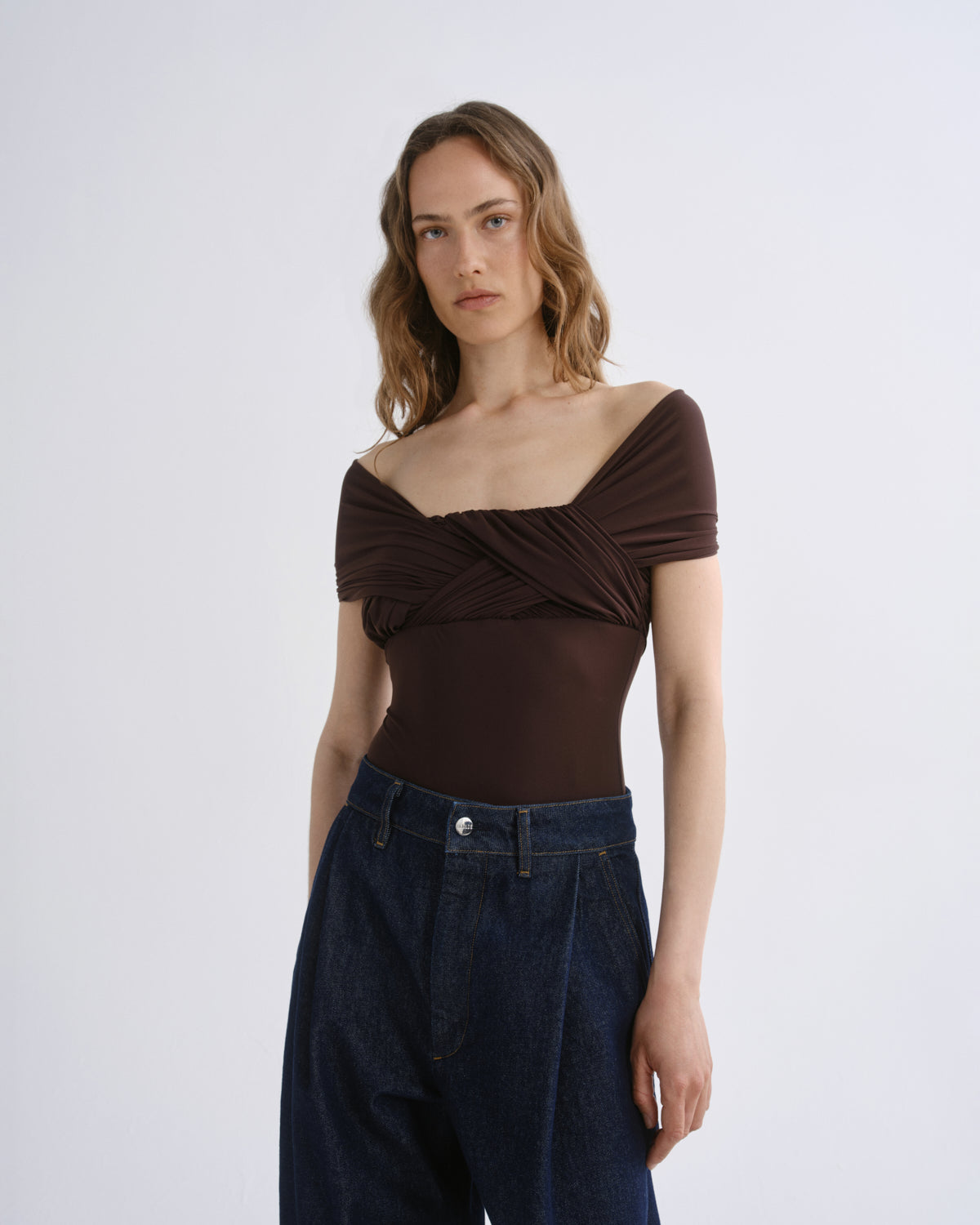 agolde-stam-bodysuit-chocolate-body-braun-schulterfrei image 1