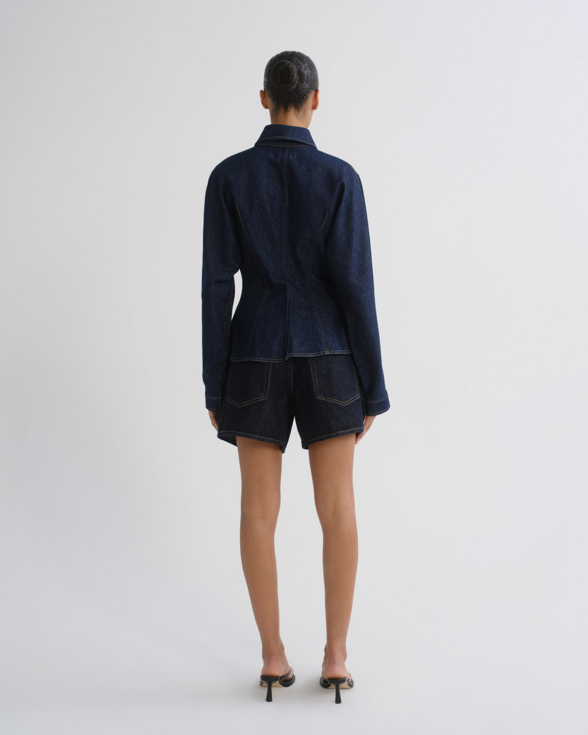 agolde-leith-short-rinse-jeansshorts-indigo-weightless image 2