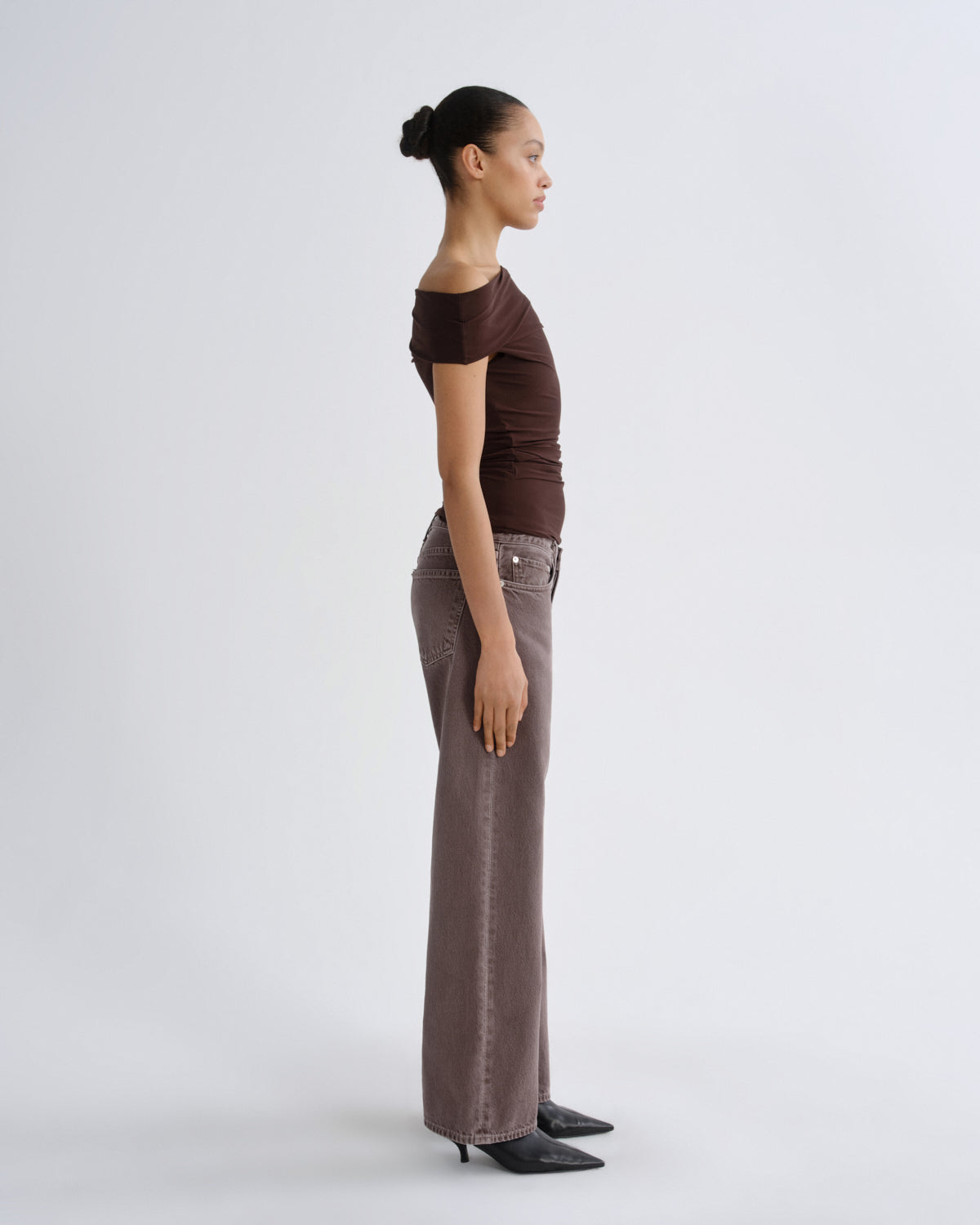 agolde-carlin-one-shoulder-top-chocolate-braun image 3