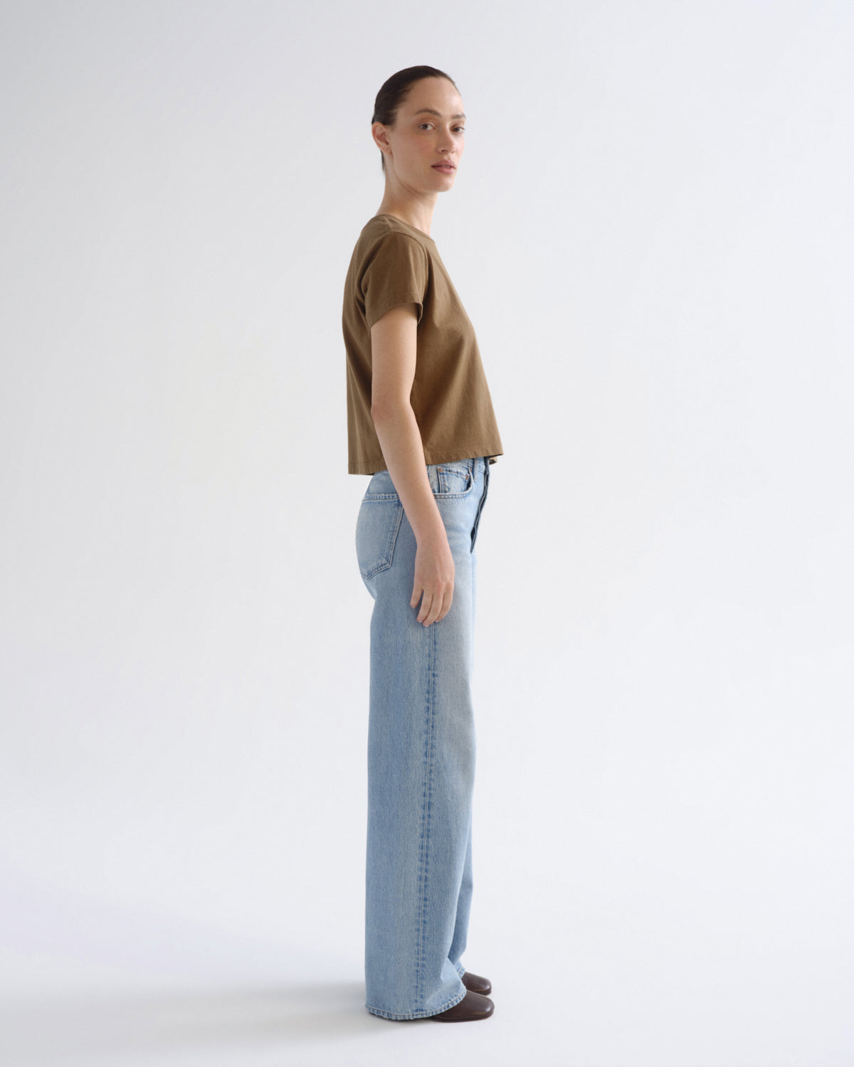 agolde-adine-shrunken-tee-t-shirt-hamoa-braun-bio-baumwolle image 3
