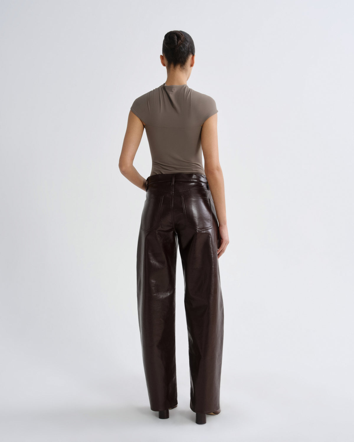 agolde-arc-jean-32-lederhose-madera-braun-recycling-leder image 2