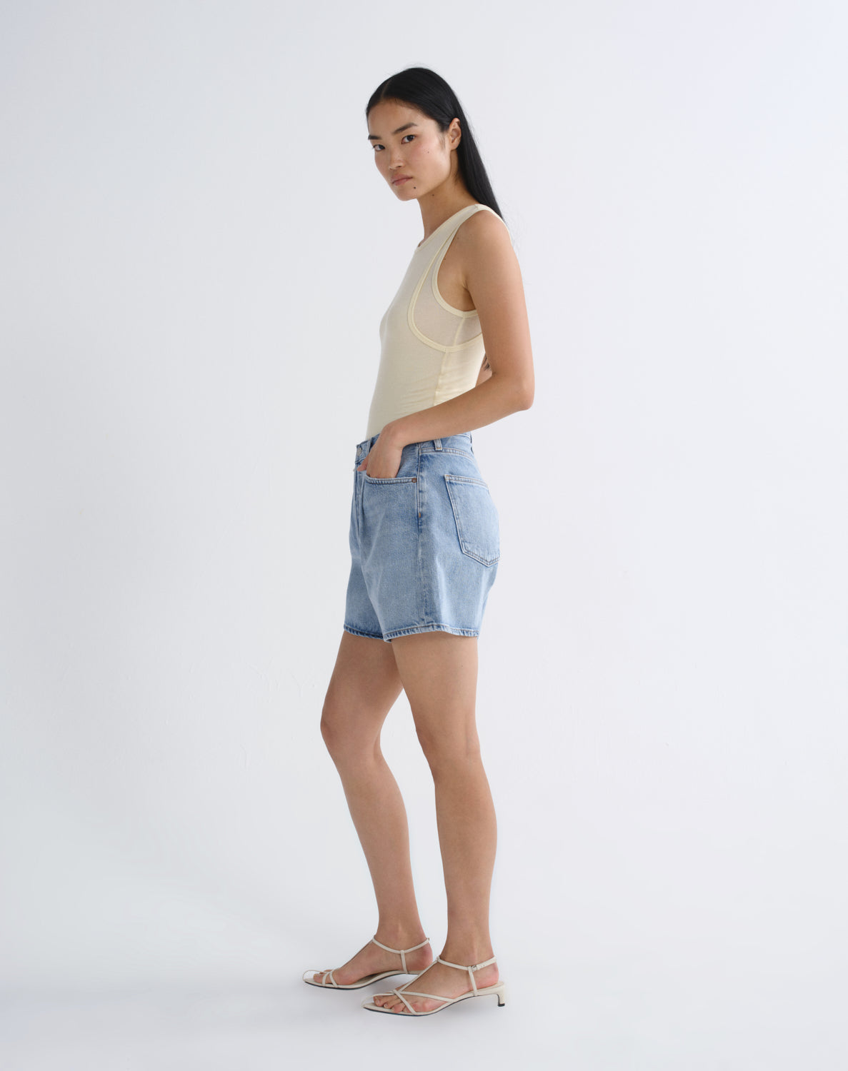 agolde-rhoda-pleated-short-raft-denimshorts-hellblau image 4