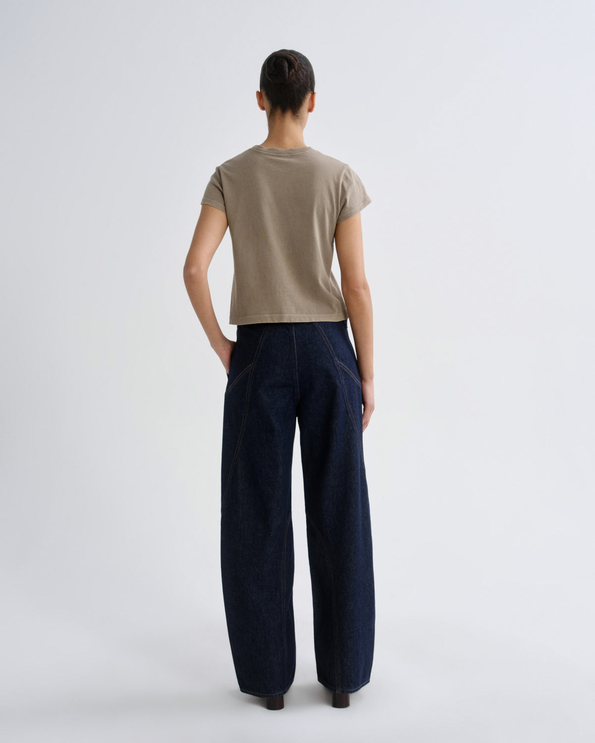 agolde-adine-shrunken-tee-t-shirt-trail-braun-bio-baumwolle image 2