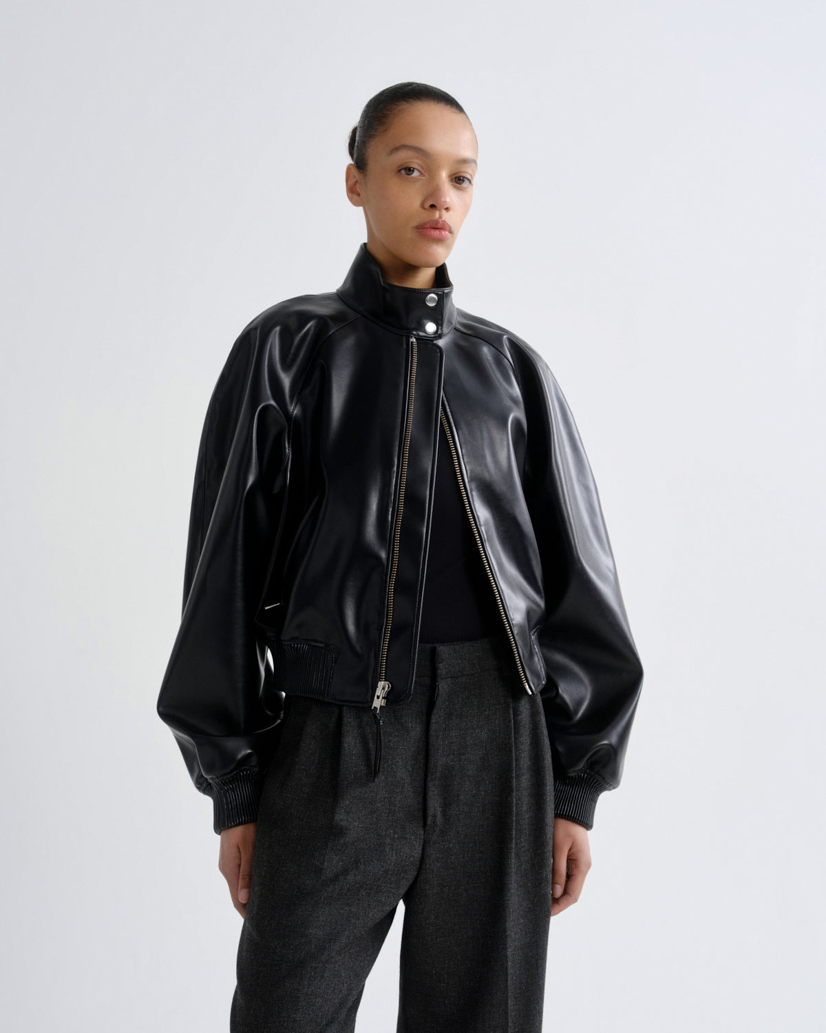 agolde-nova-bomber-jacke-schwarz-damen-cropped-kunstleder image 1