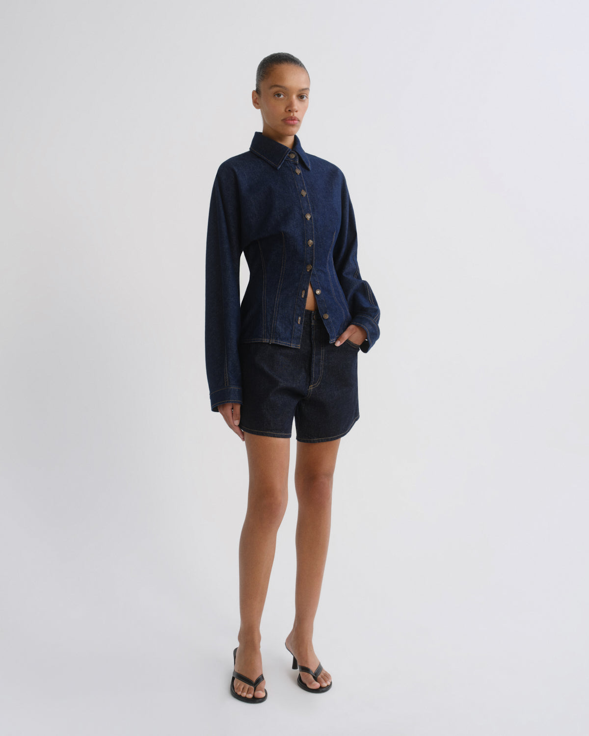 agolde-leith-short-rinse-jeansshorts-indigo-weightless image 4
