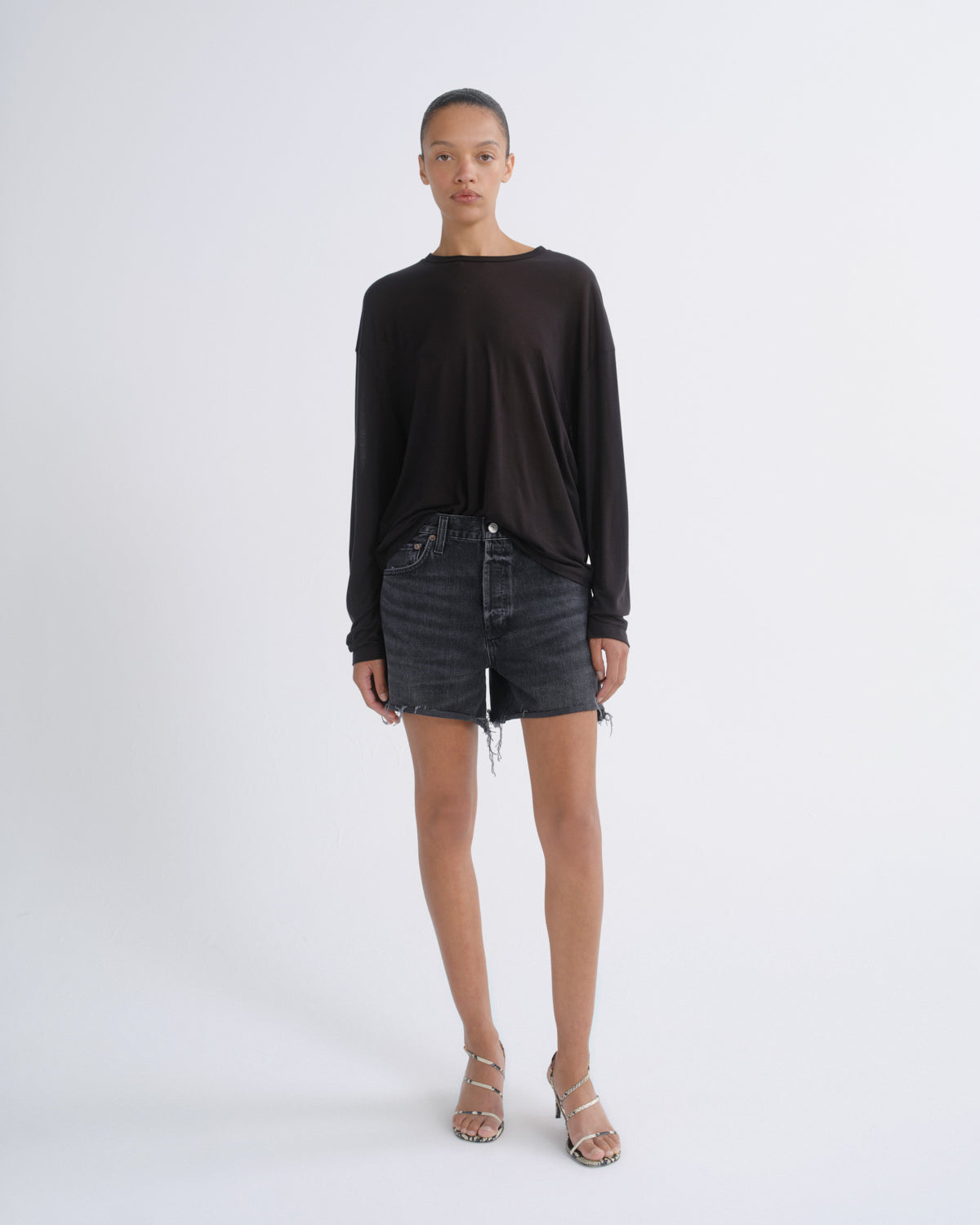 agolde-nye-short-weightless-translation-schwarz image 1