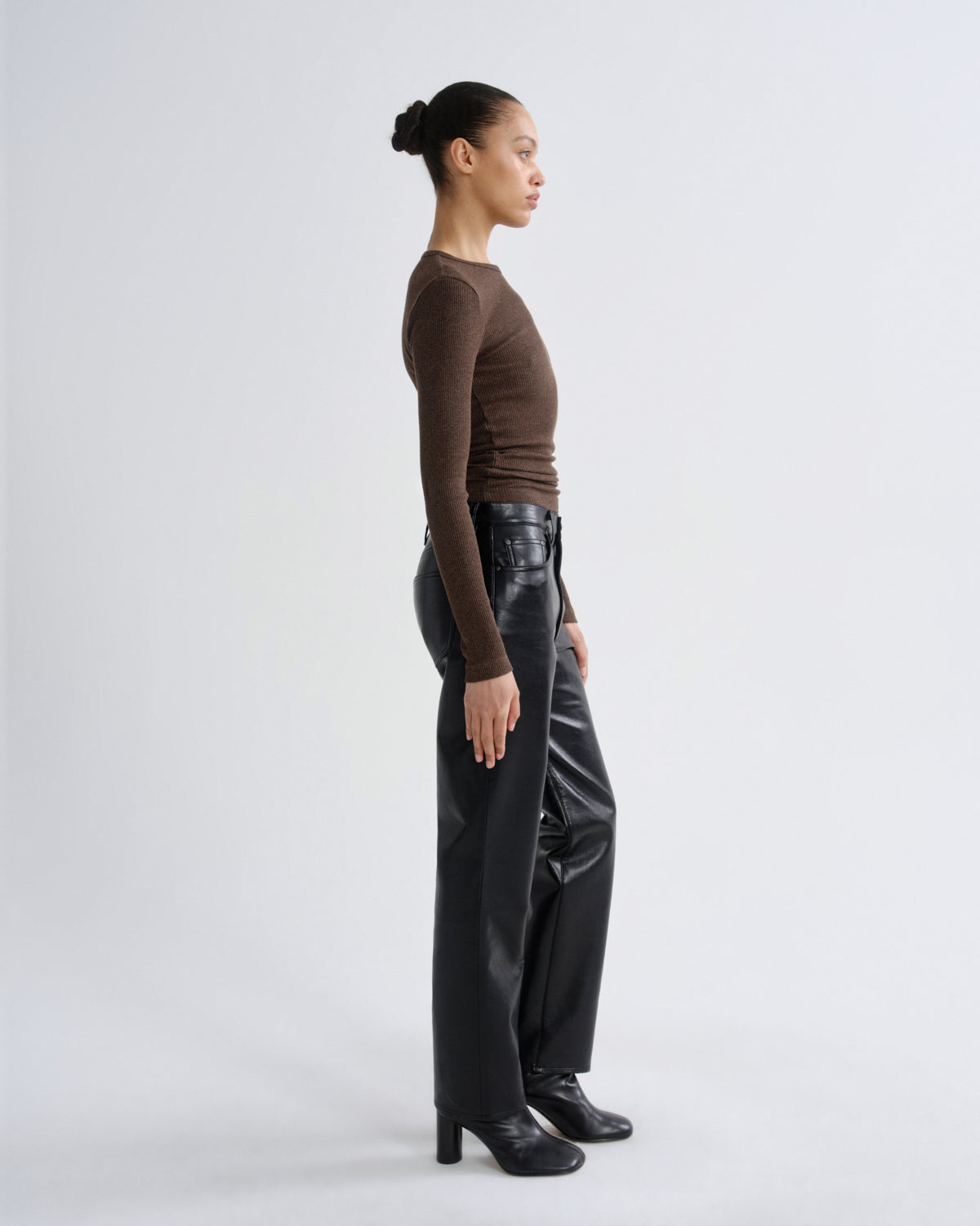 agolde-delphi-slim-tee-lizard-olive-langarm image 3