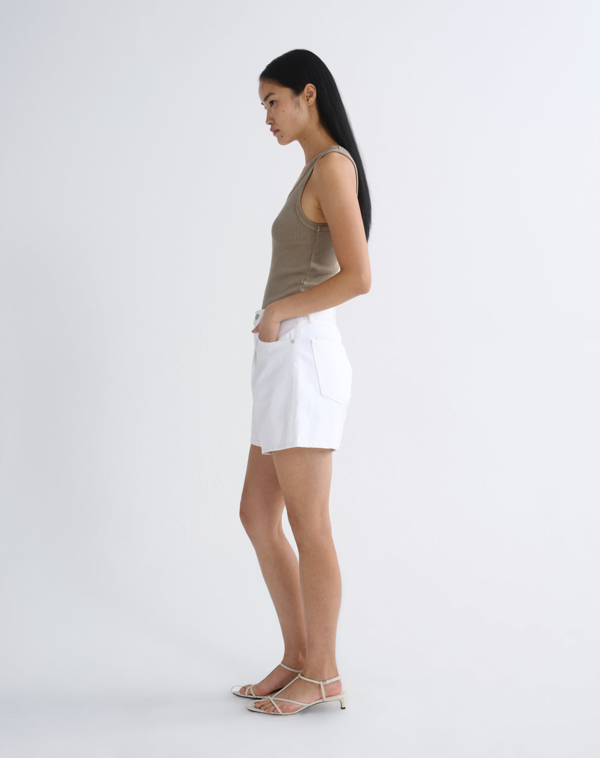 agolde-rhoda-pleated-shorts-milkshake-wei-hoch image 4