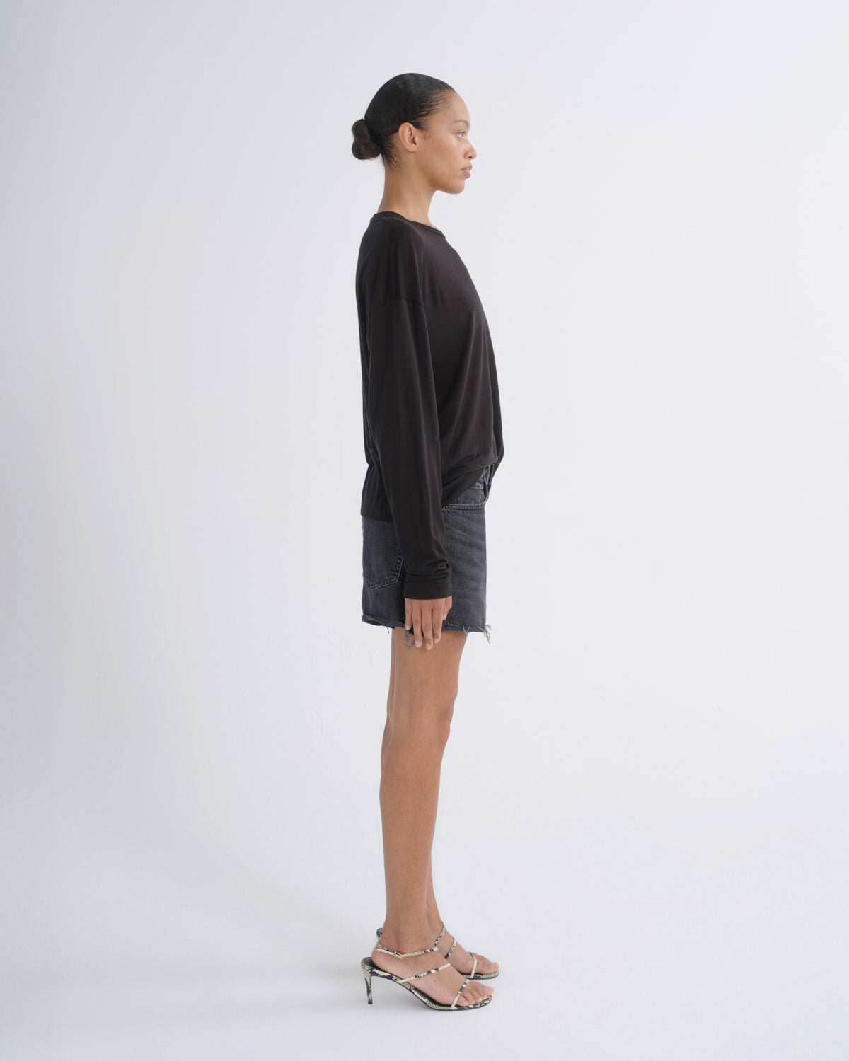 agolde-nye-short-weightless-translation-schwarz image 3