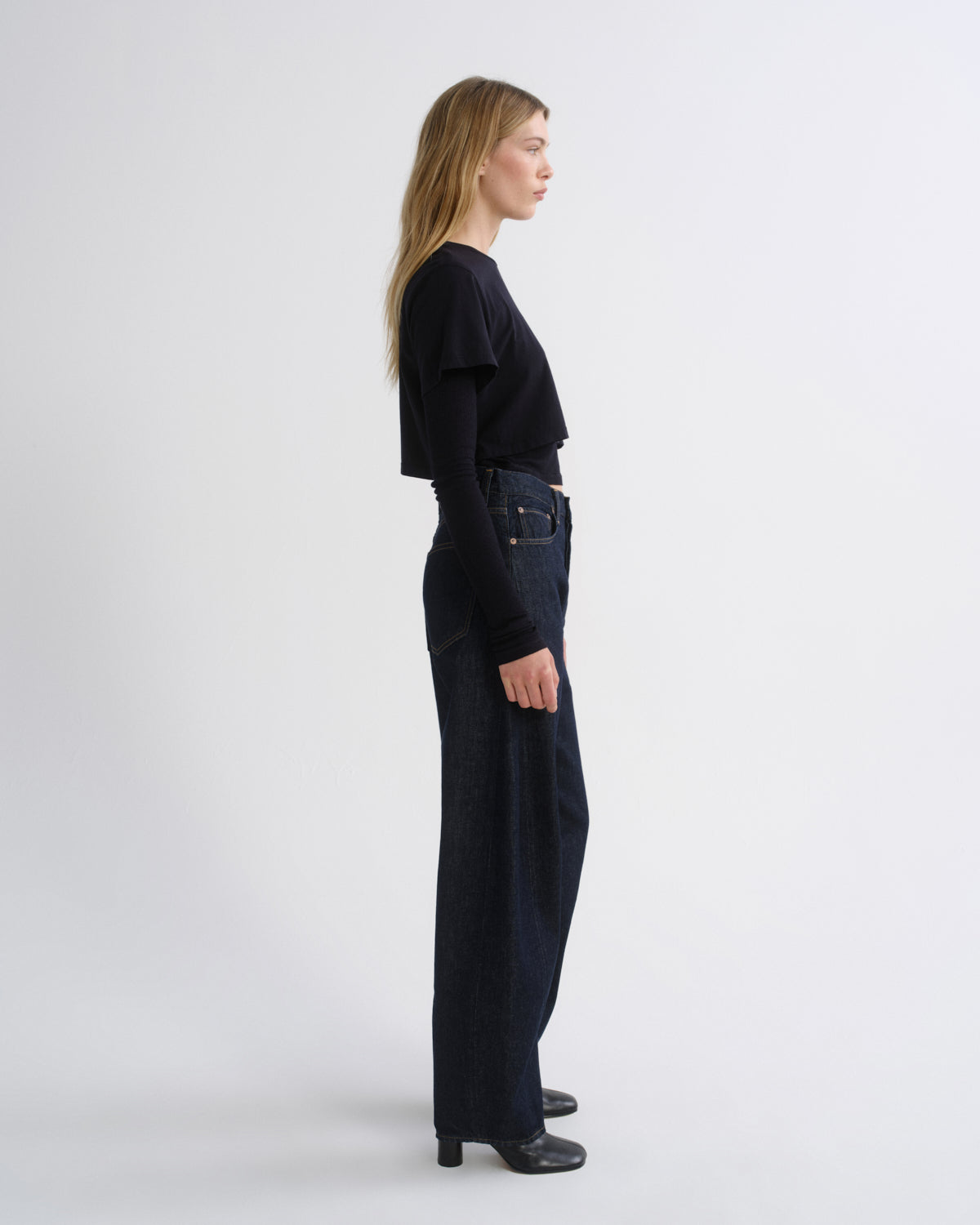 agolde-romily-tee-t-shirt-blackened-navy-cropped image 4