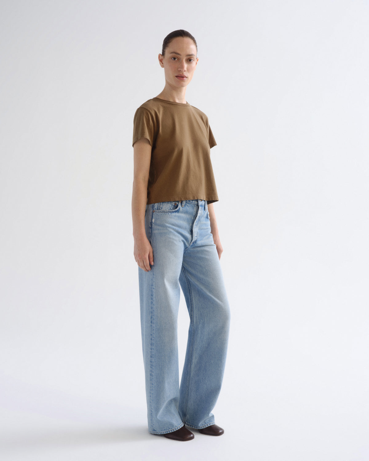 agolde-adine-shrunken-tee-t-shirt-hamoa-braun-bio-baumwolle image 4