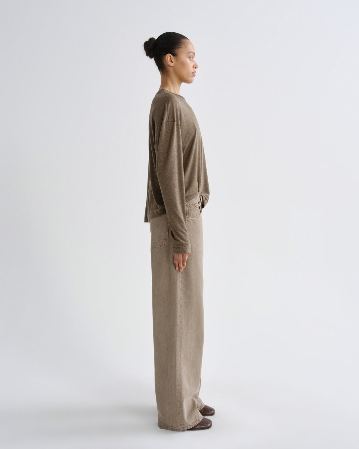 agolde-sasha-tee-tencel-langarmshirt-loam-braun image 4