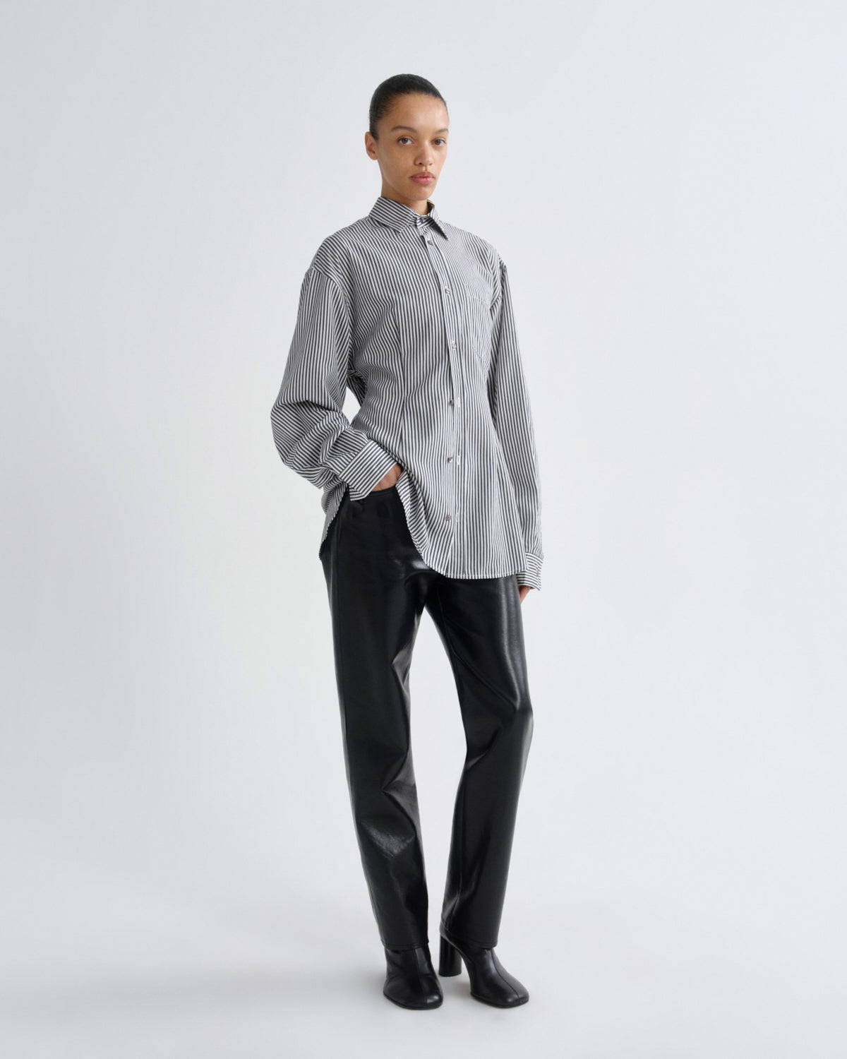 agolde-cinch-shirt-hemd-solene-stripe-schwarz-wei-gestreift image 4