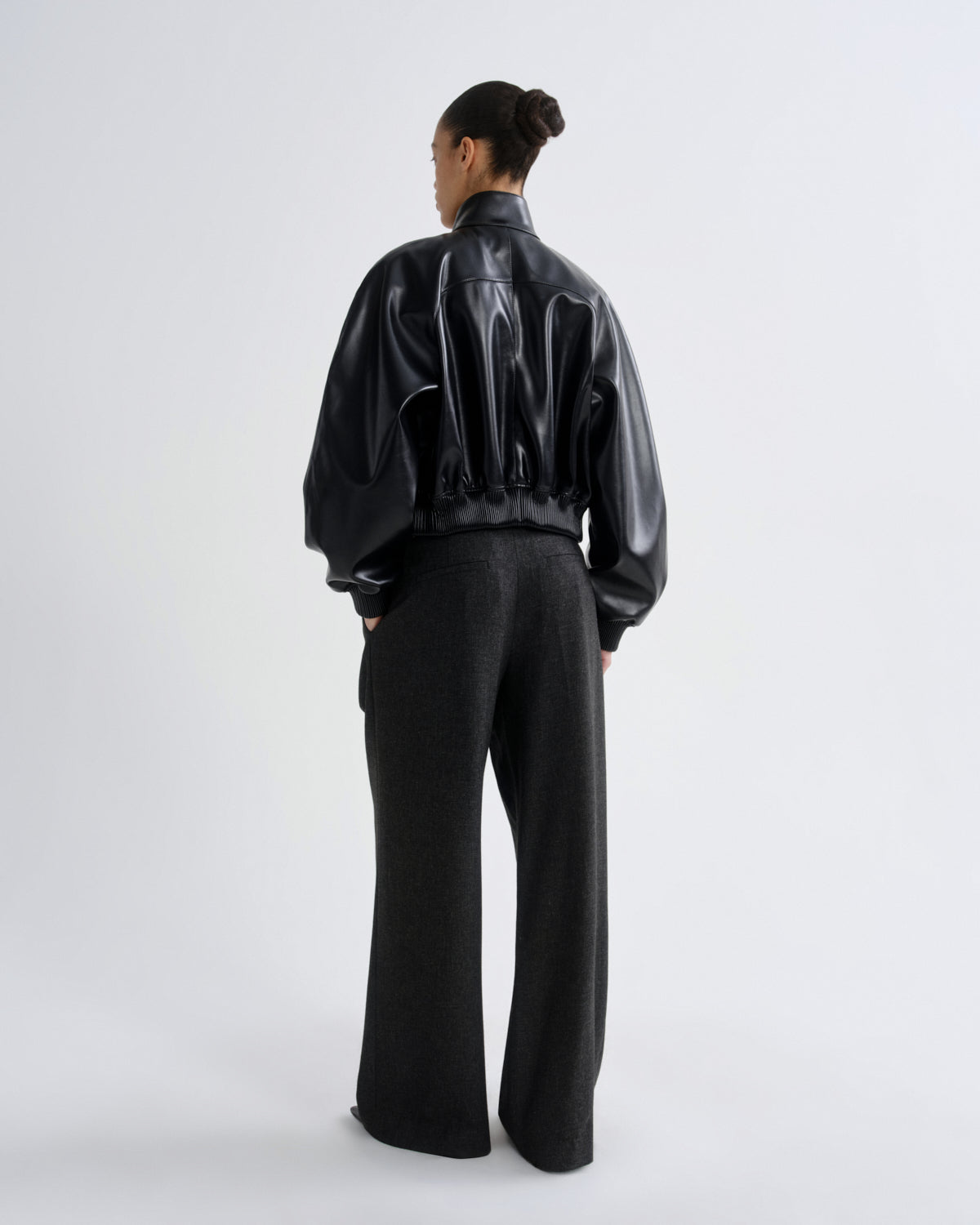 agolde-nova-bomber-jacke-schwarz-damen-cropped-kunstleder image 2