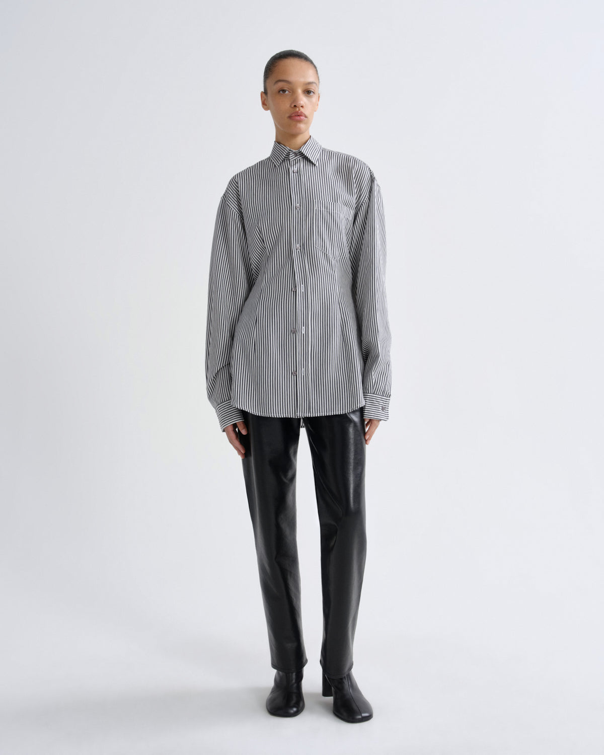 agolde-cinch-shirt-hemd-solene-stripe-schwarz-wei-gestreift image 5