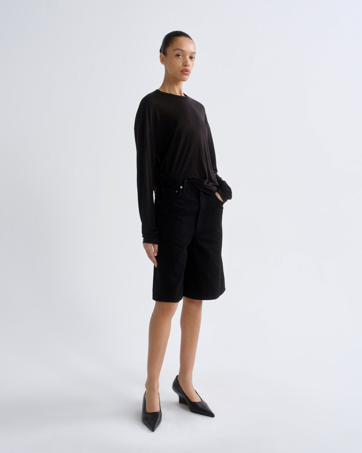agolde-nolan-short-weightless-shorts-cover-schwarz image 4