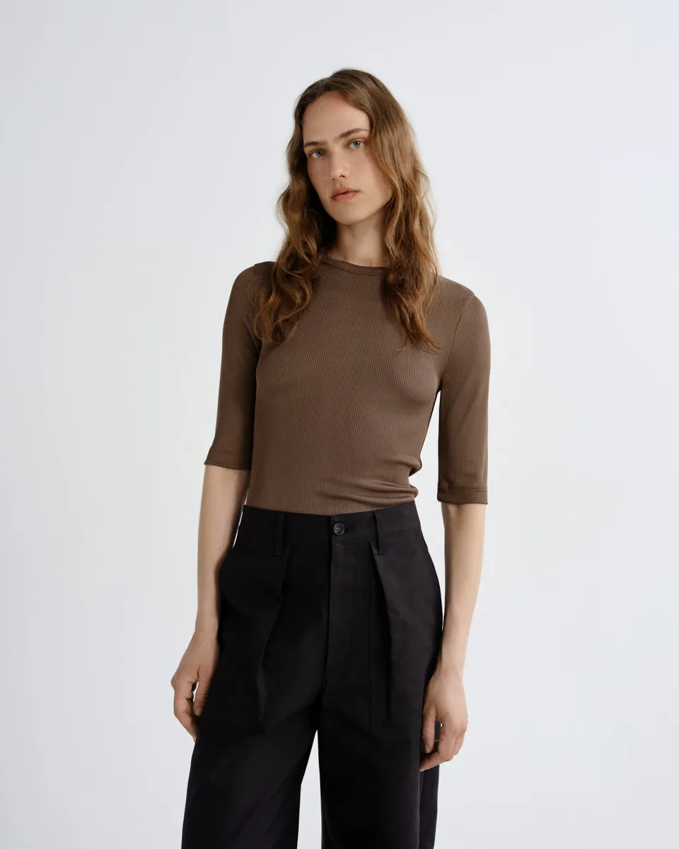 agolde-saige-tee-t-shirt-brunel-khaki-rippe image 1