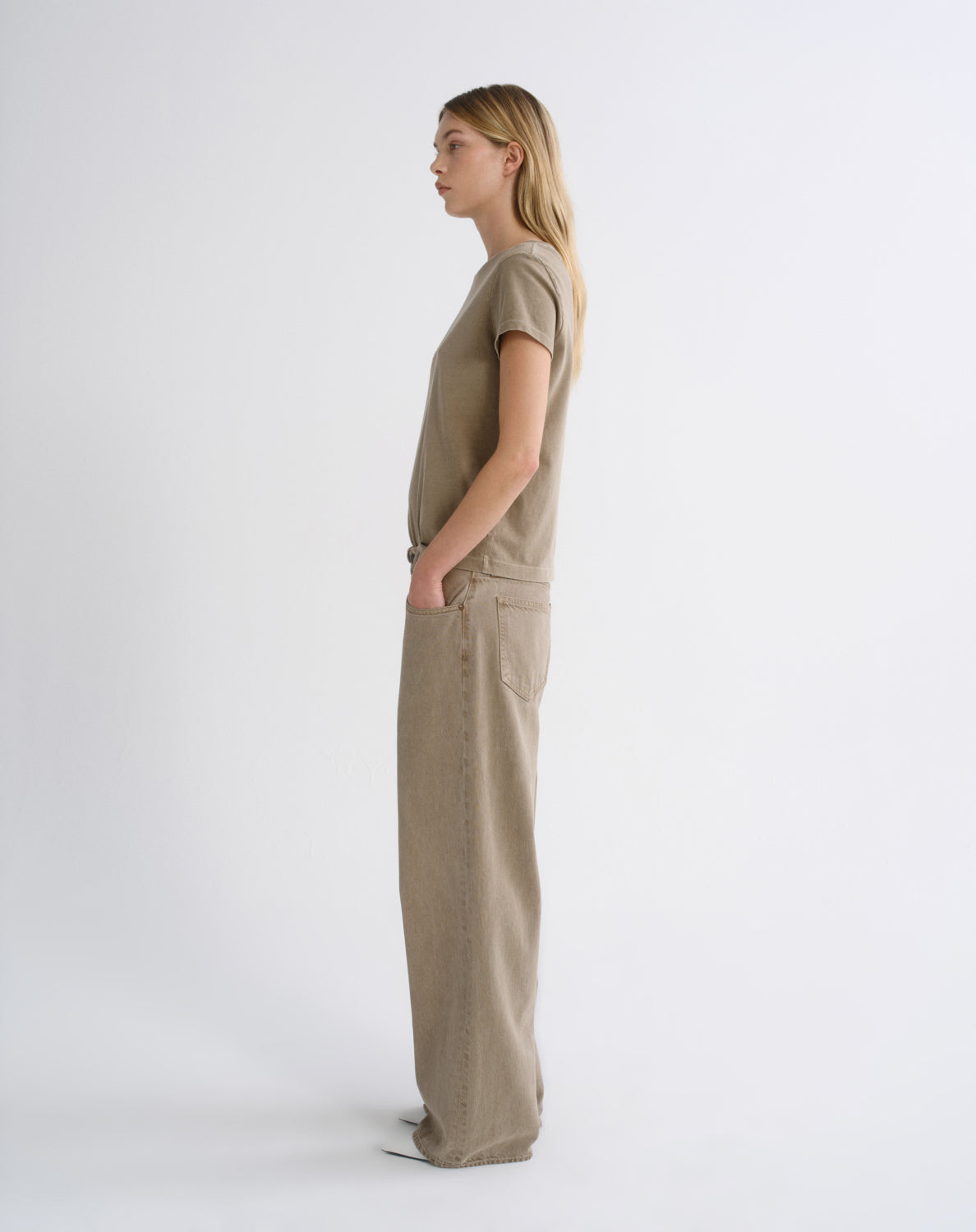 agolde-adine-long-line-tee-t-shirt-trail-braun image 5