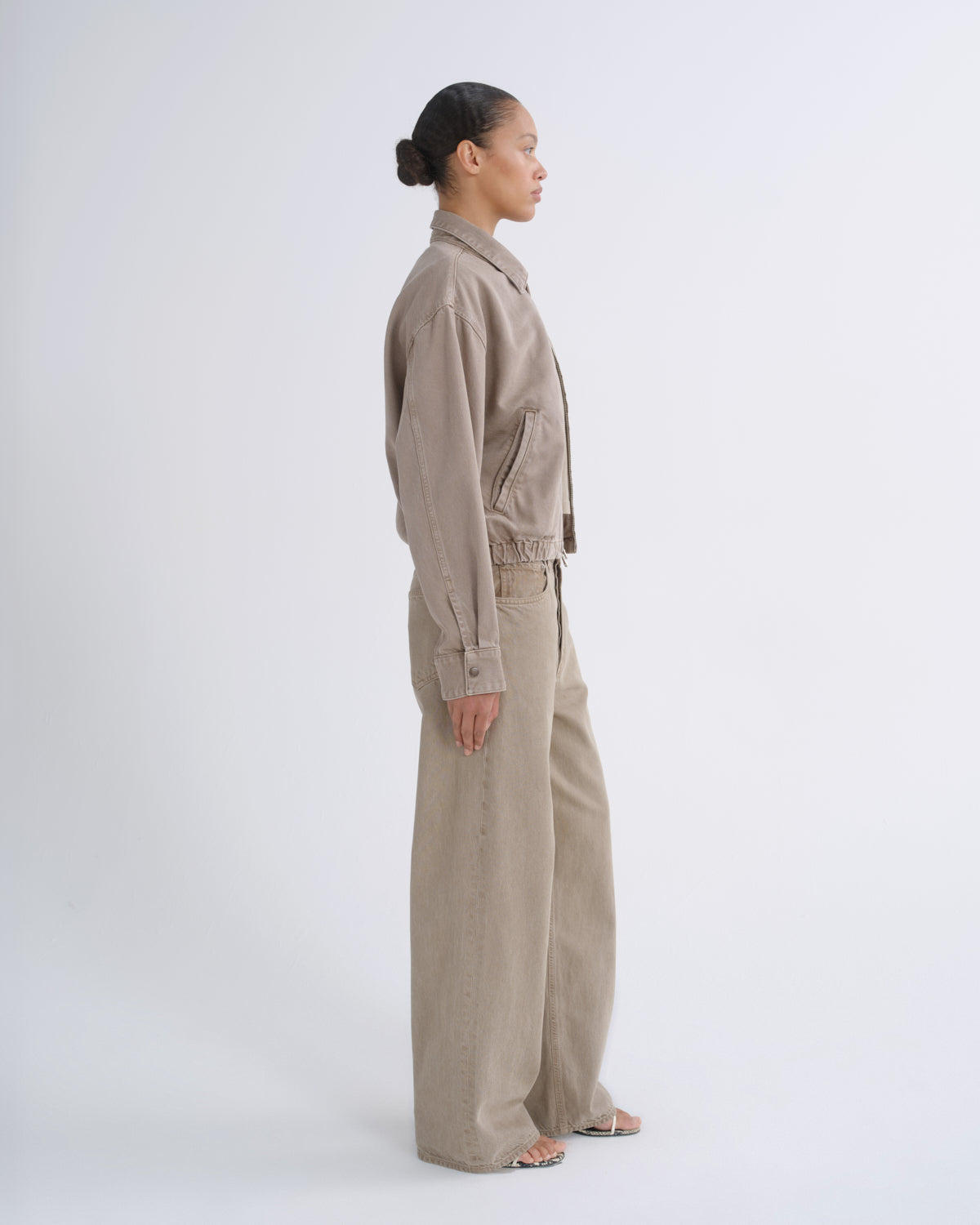 agolde-nile-jacket-flyweight-jacke-trail-braun-bomber image 3