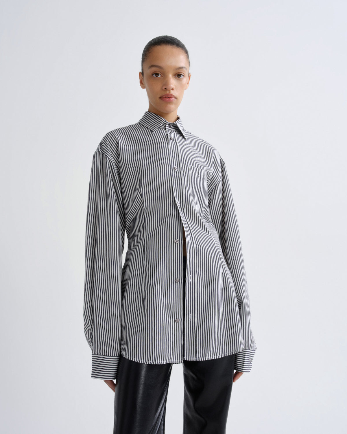 agolde-cinch-shirt-hemd-solene-stripe-schwarz-wei-gestreift image 1